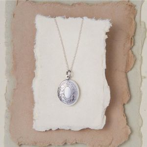 LOCKET | Oval with Leaf Border